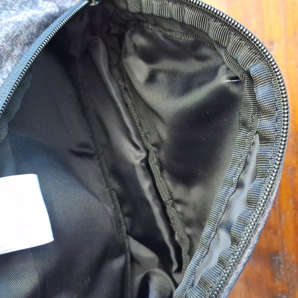 ✨️ Adidas Lumbar/Fanny Pack. Gray and black. - Picture 6 of 8